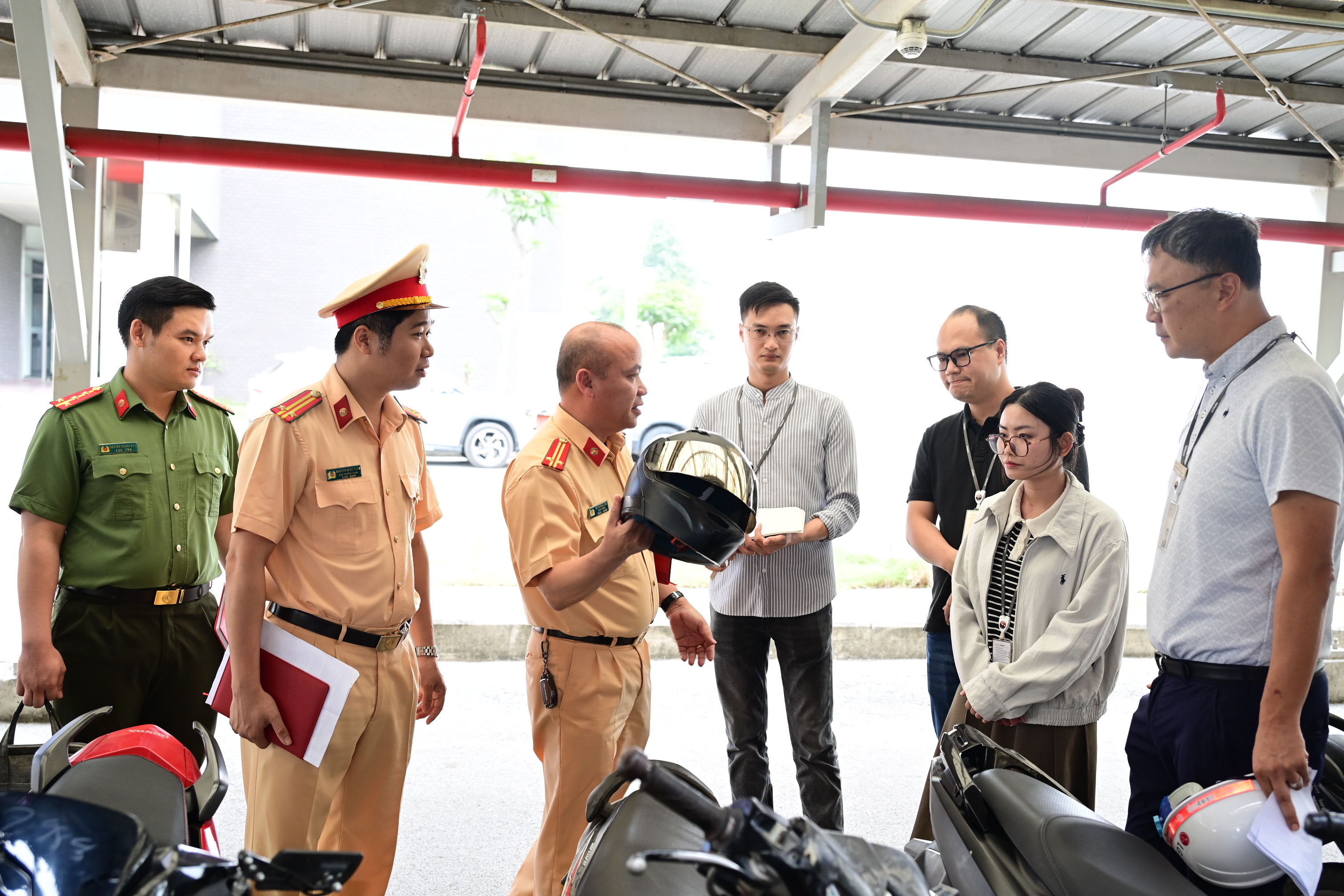 Trạm CSGT An Hưng: Tuyên truyền, phổ biến Luật Trật tự an toàn giao thông đường bộ tại Khu công nghiệp Tràng Duệ